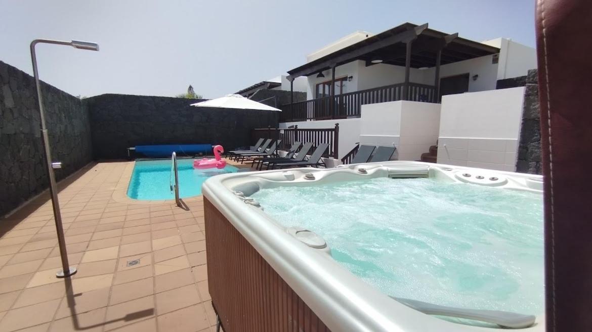 Stylish 6 Bedroom Villa Princesa - Hot Tub - Heated Pool - Near Beach & Waterparks プラヤ・ブランカ エクステリア 写真